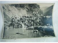 Fotografie veche 1937 - elevi, profesor la Mănăstirea Kapinovo