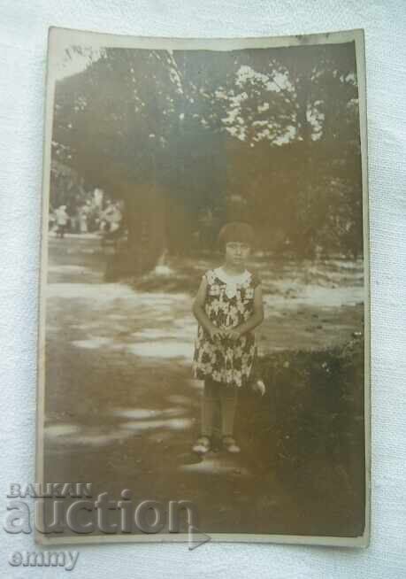 Fotografie veche - copil mic, fetiță