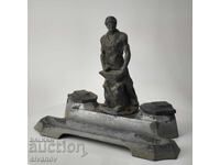 Παλαιό κομμουνιστικό μελανοδοχείο με φιγούρα εργάτη #6122