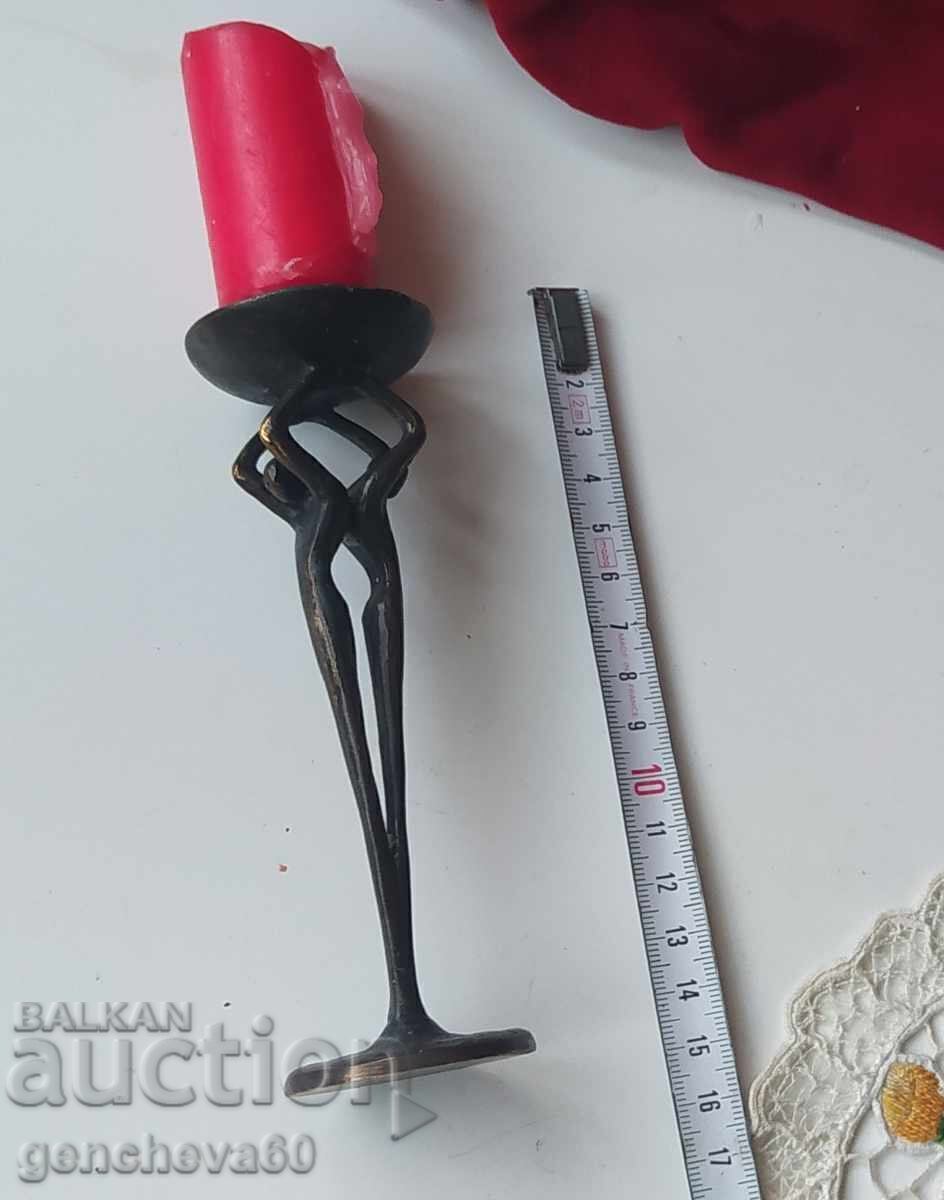 Sculptură de figuri umane stilizate din bronz