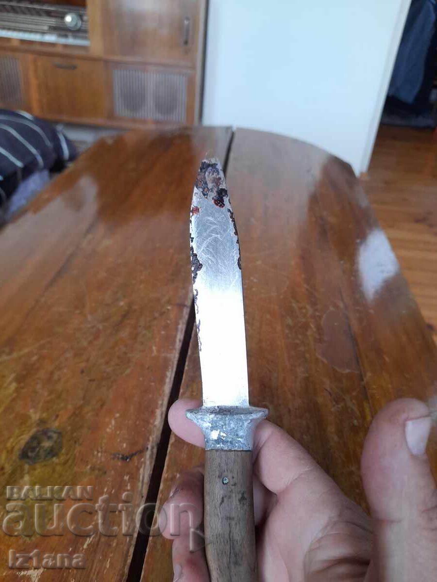 Ένα παλιό μαχαίρι με τιμή 9.00 BGN | € 4.60