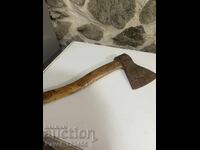 Стара брадва с маркировка