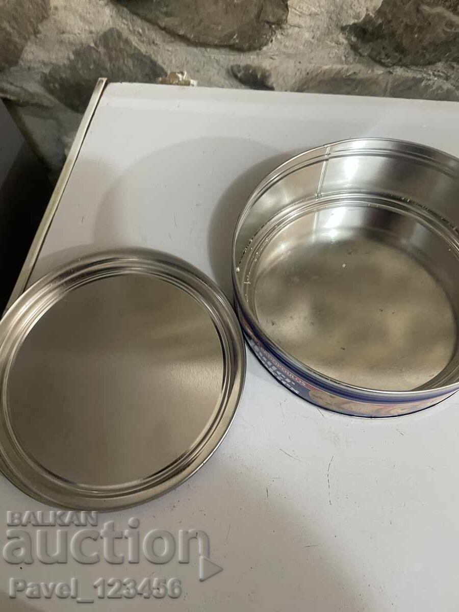 Ένα μεταλλικό κουτί με τιμή 1.99 BGN | € 1.02 Ένα μεταλλικό κουτί με τιμή 1.99 BGN | € 1.02