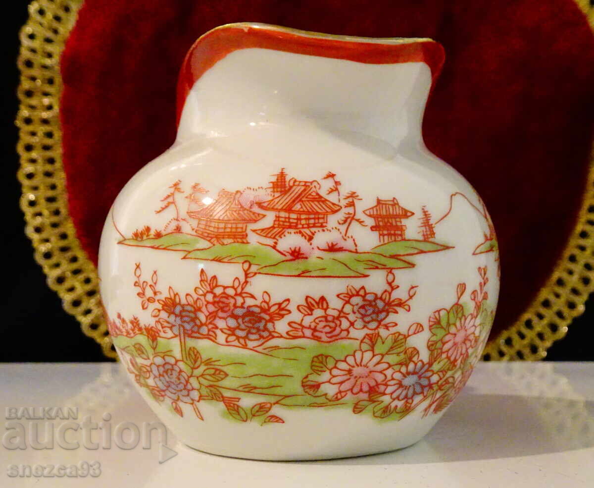 Cană pentru lapte din porțelan japonez, aur cu preț 12.00 BGN | € 6.14