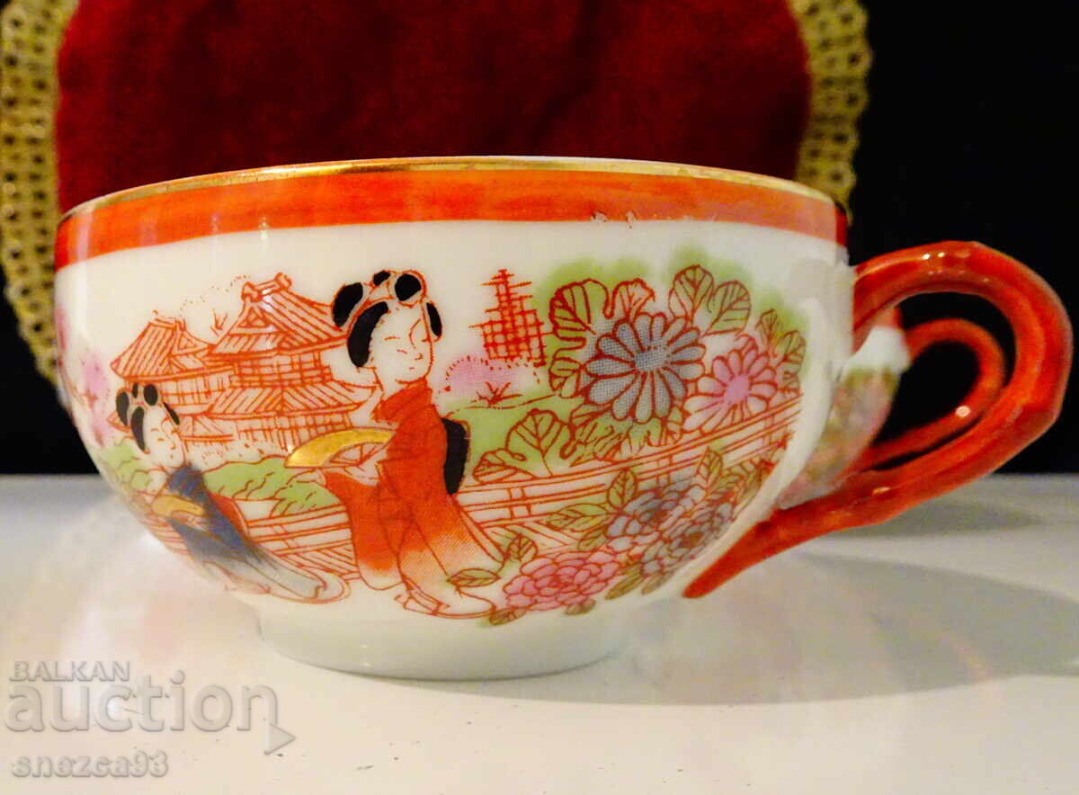 Trei cești de porțelan os japonez 58 g, aur cu preț 24.00 BGN | € 12.27