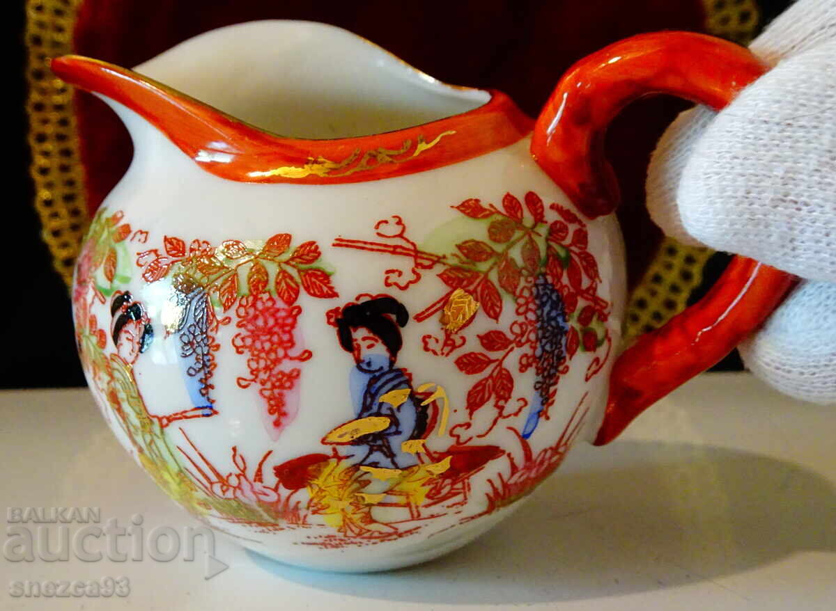 Cană japoneză din porțelan, aur, gheise cu preț 12.00 BGN | € 6.14