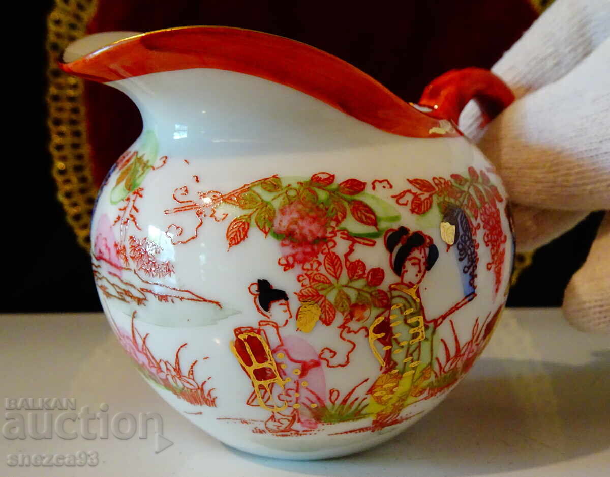 Licitație Cană japoneză din porțelan, aur, gheise