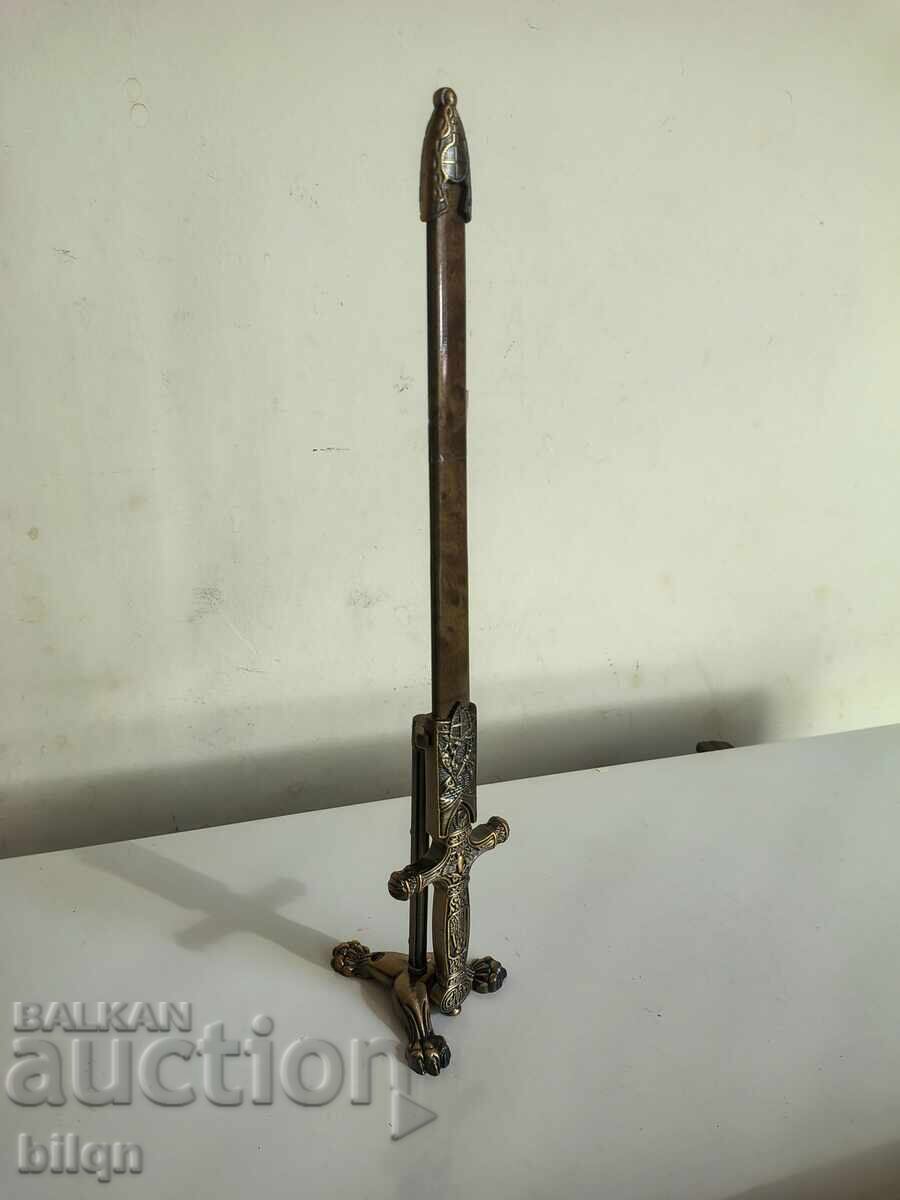 Sabie fantastică pentru scrisori cu suport cu preț 39.98 BGN | € 20.44 Sabie fantastică pentru scrisori cu suport cu preț 39.98 BGN | € 20.44