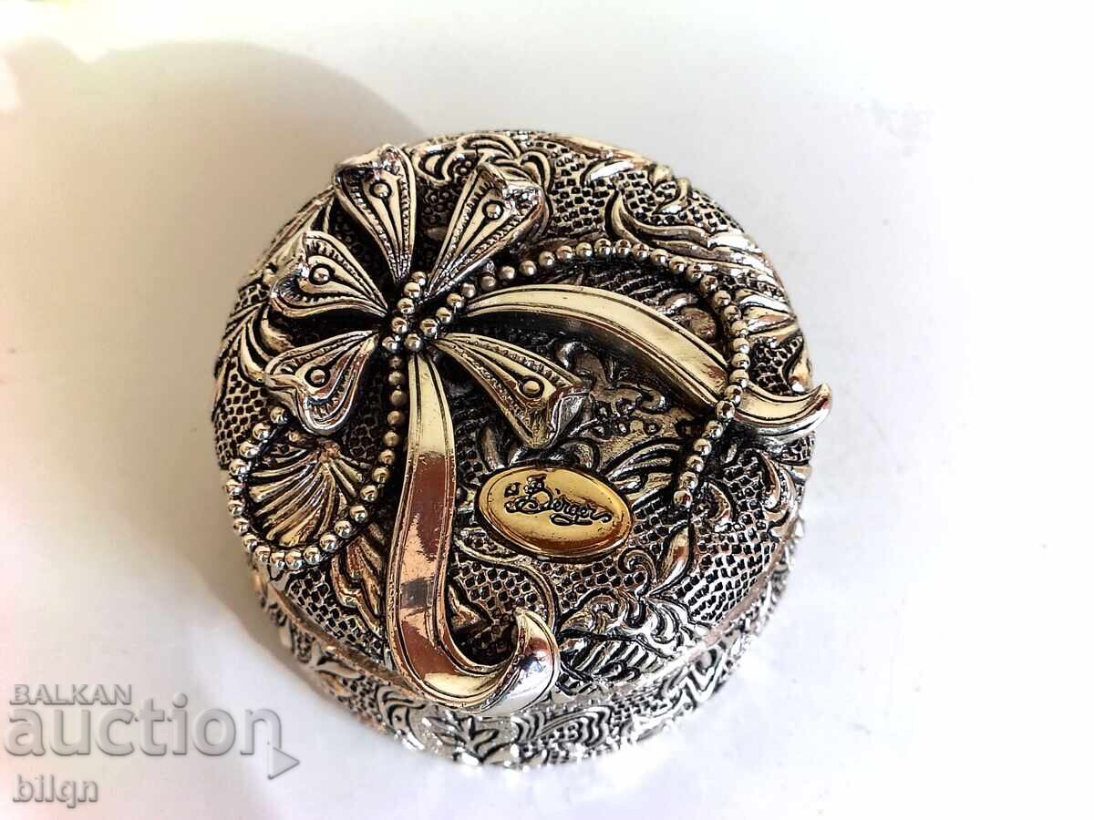 Υπέροχο Σχεδιαστικό Κουτί Κοσμημάτων "Bergers" με τιμή 28.87 BGN | € 14.76 Υπέροχο Σχεδιαστικό Κουτί Κοσμημάτων "Bergers" με τιμή 28.87 BGN | € 14.76