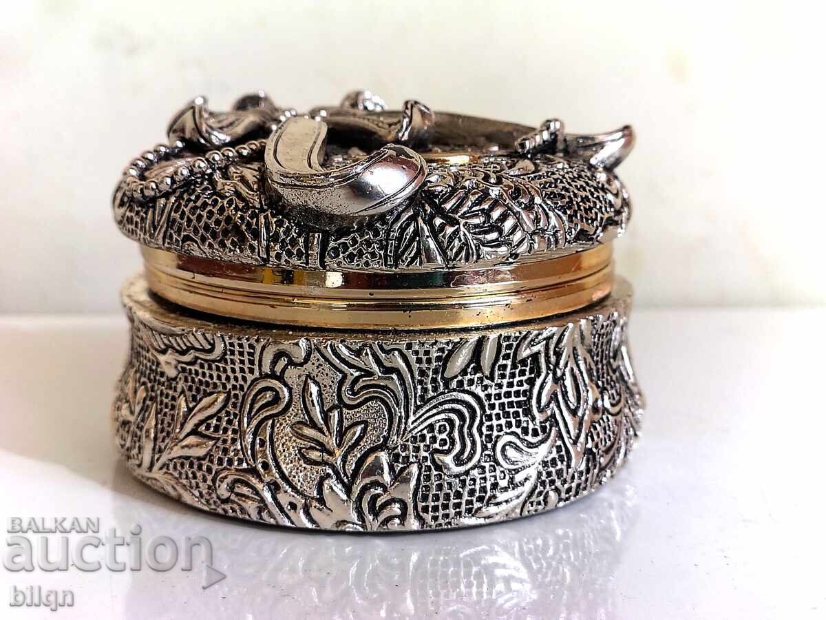 Παράδοση Υπέροχο Σχεδιαστικό Κουτί Κοσμημάτων "Bergers" Παράδοση Υπέροχο Σχεδιαστικό Κουτί Κοσμημάτων "Bergers"