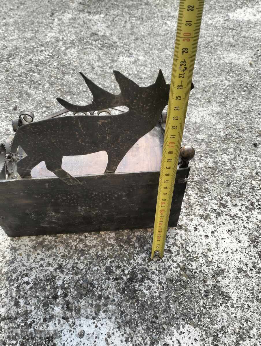 Παράδοση Παλιά μεταλλική ραφιέρα