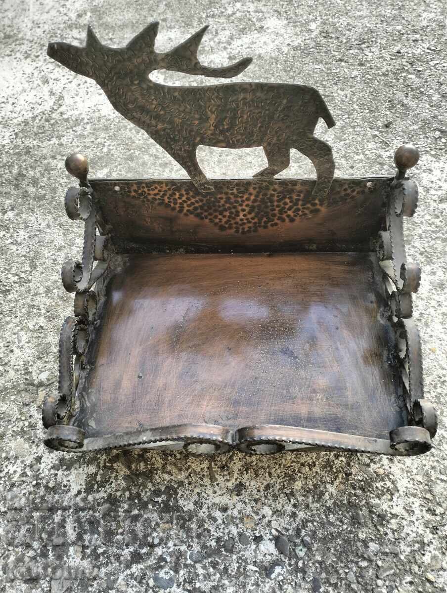 Veche etajeră de cupru