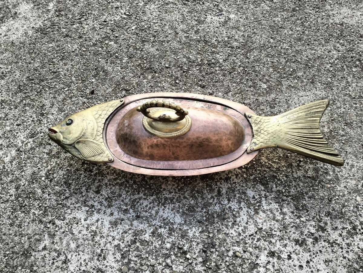 Χειροποίητος χάλκινος δίσκος σε σχήμα ψαριού