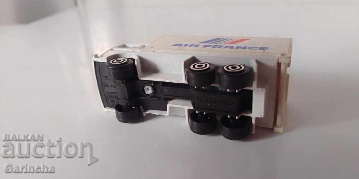 Delivery of Majorette 1/64