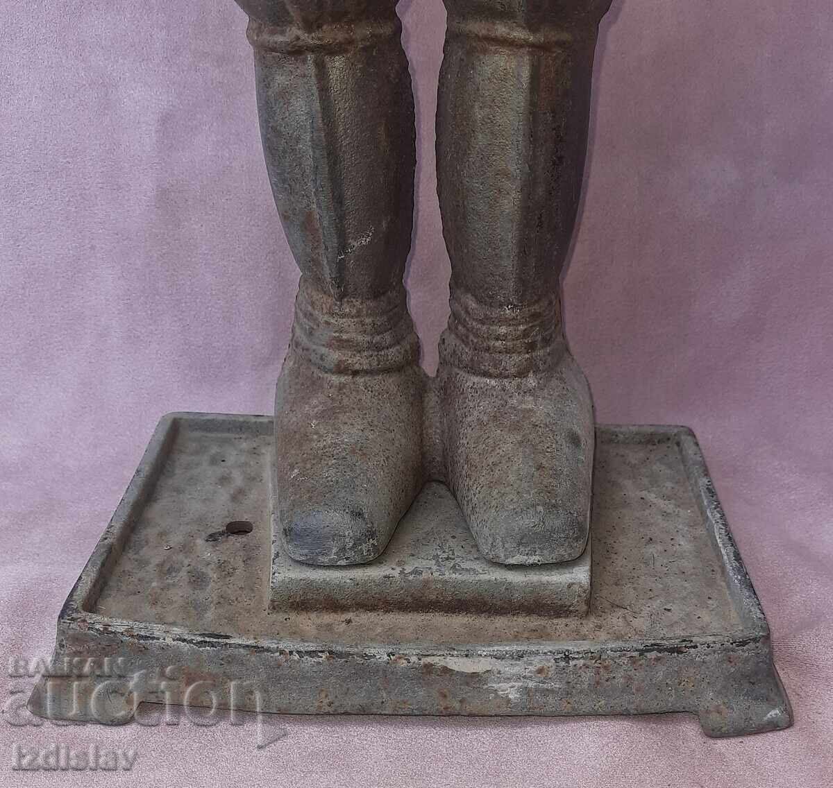 Suport de șemineu din fontă vechi, armură de cavaler cu preț 200.00 BGN | € 102.26