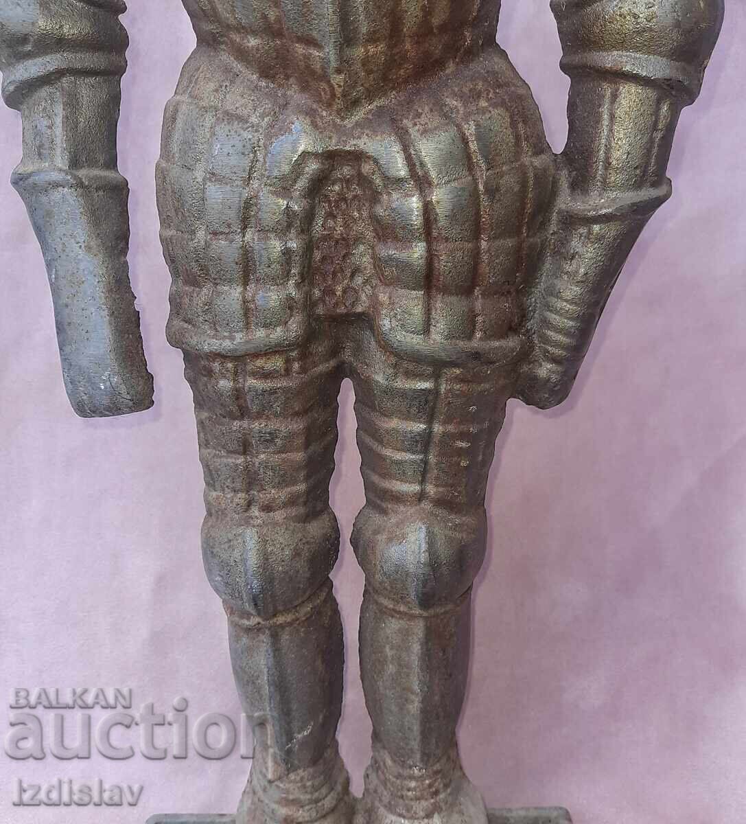 Licitație Suport de șemineu din fontă vechi, armură de cavaler