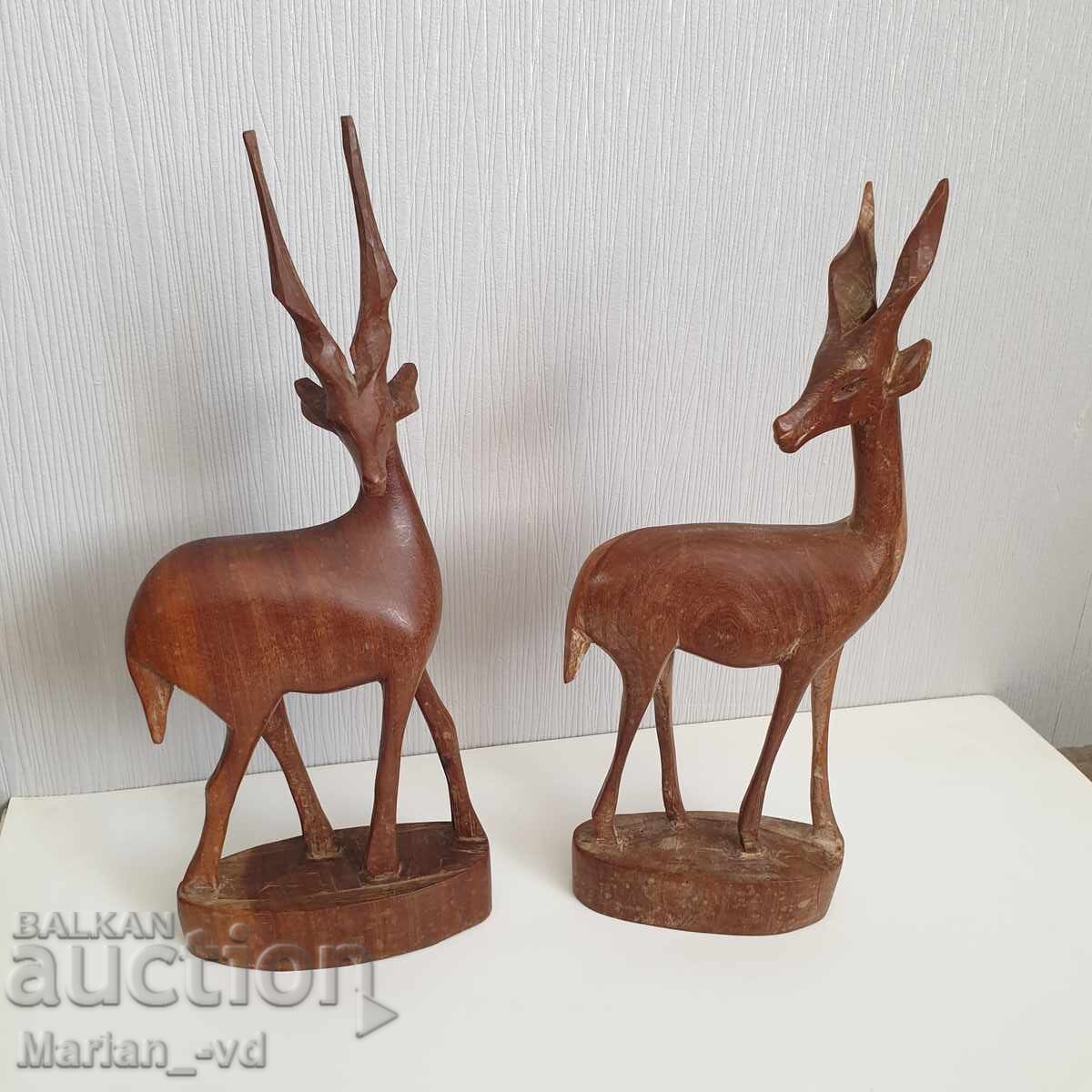 Παλιά ξύλινα αγάλματα ελαφιών