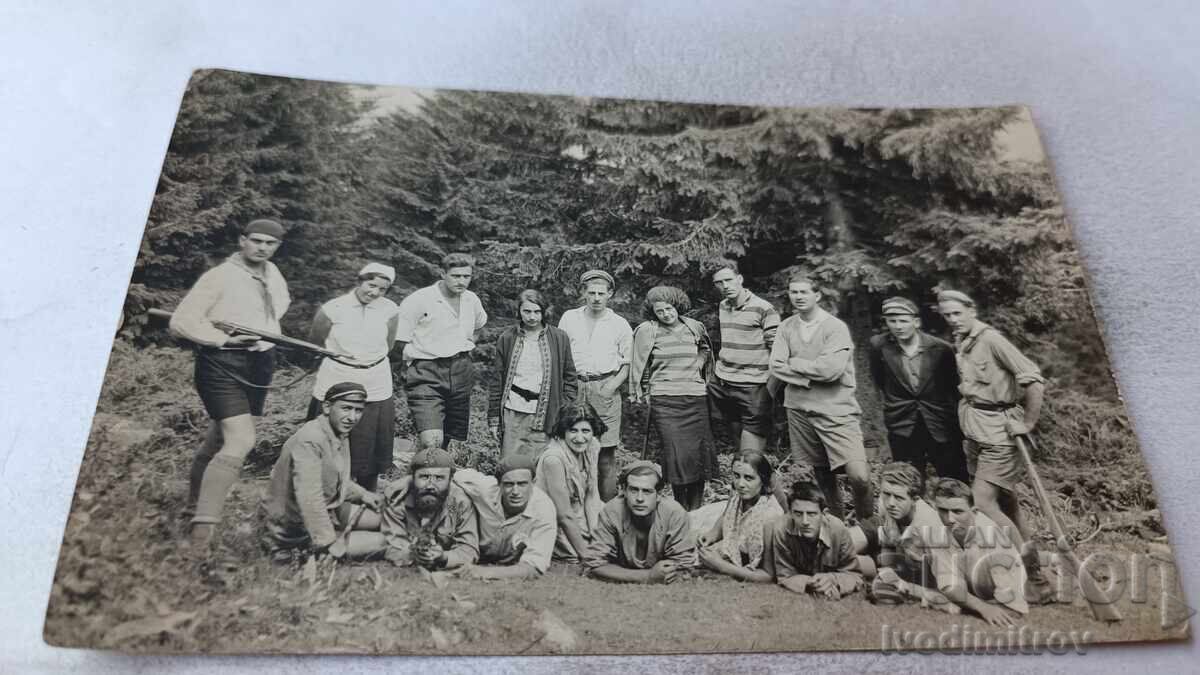 Снимка Младежи девойки и двама ловджии на излет