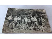 Φωτογραφία Νέων κοριτσιών και δύο κυνηγών σε εκδρομή