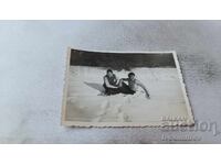 Снимка Двама млади мъже голи до кръста в снега