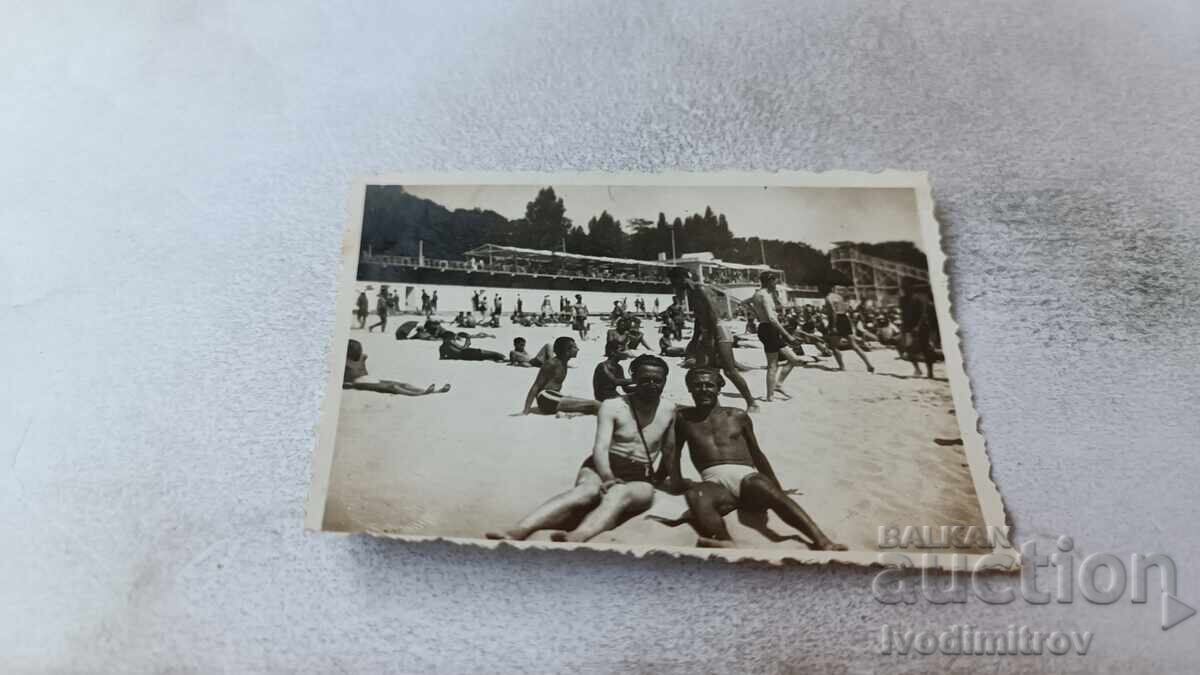 Снимка Двама мъже на плажа