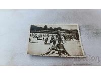 Foto Doi bărbați pe plajă