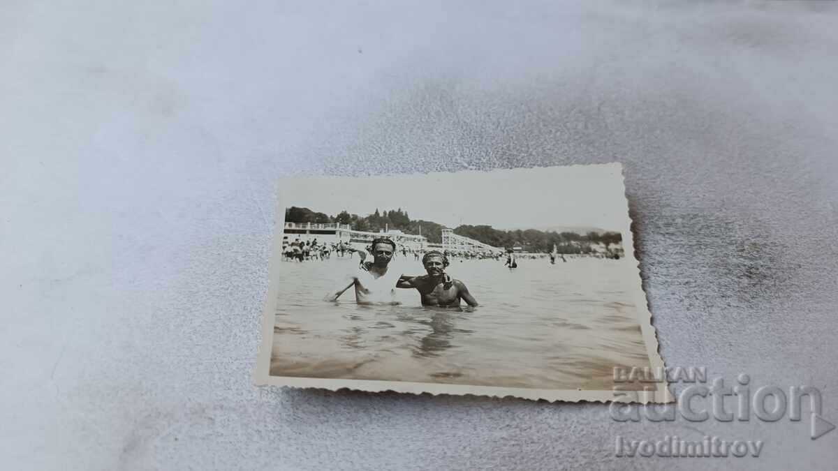 Photo Two men in the sea