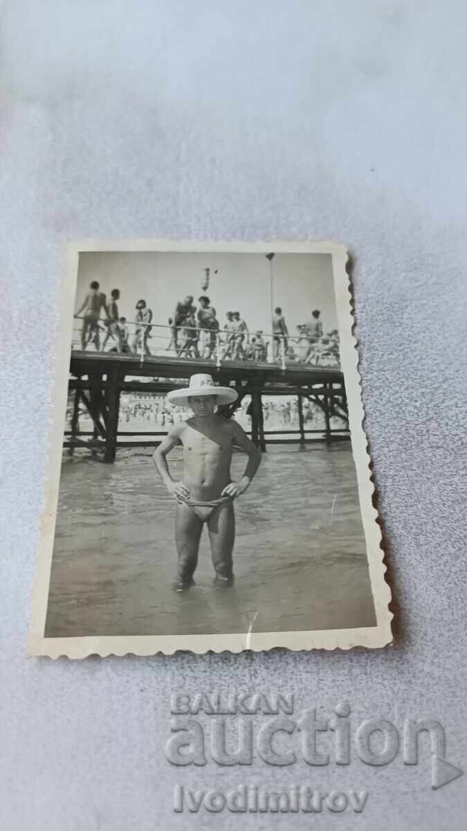 Снимка Млад мъж на брега на морето Снимка Млад мъж на брега на морето