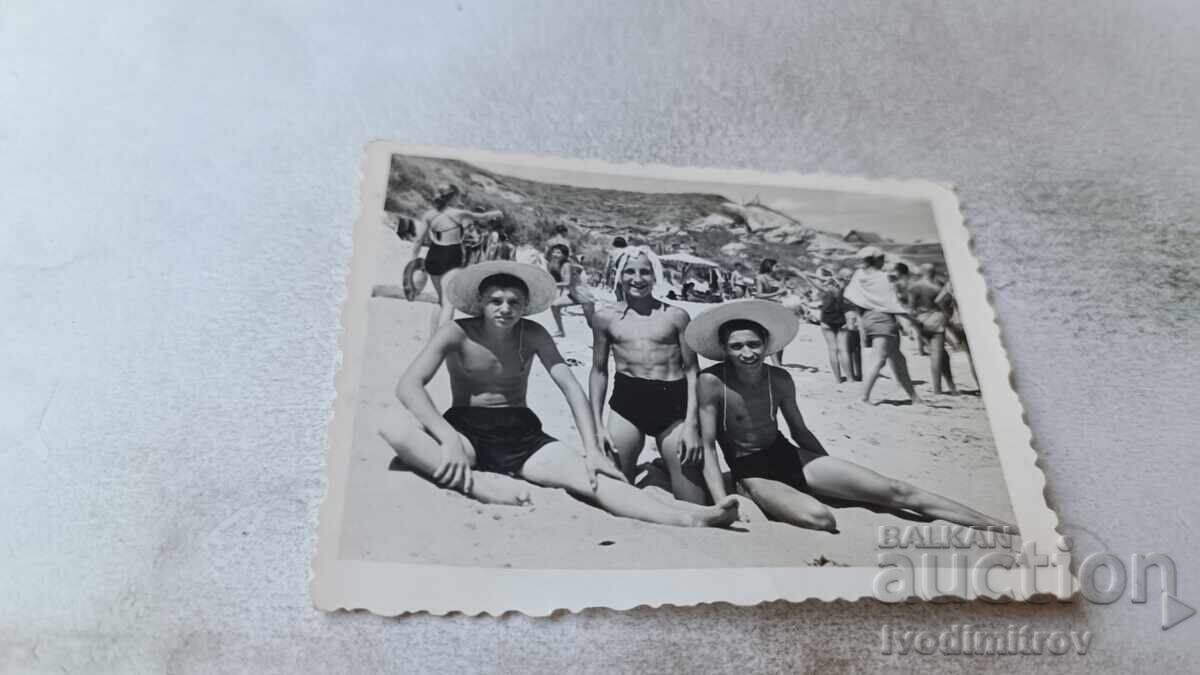 Снимка Трима младежи на плажа