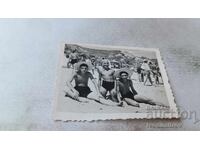 Φωτογραφία Τρεις νεαροί άνδρες στην παραλία