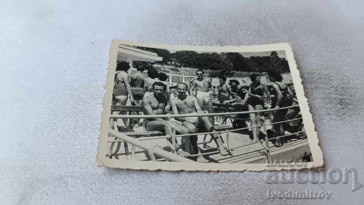 Снимка Варна Трима мъже на пристана 1954