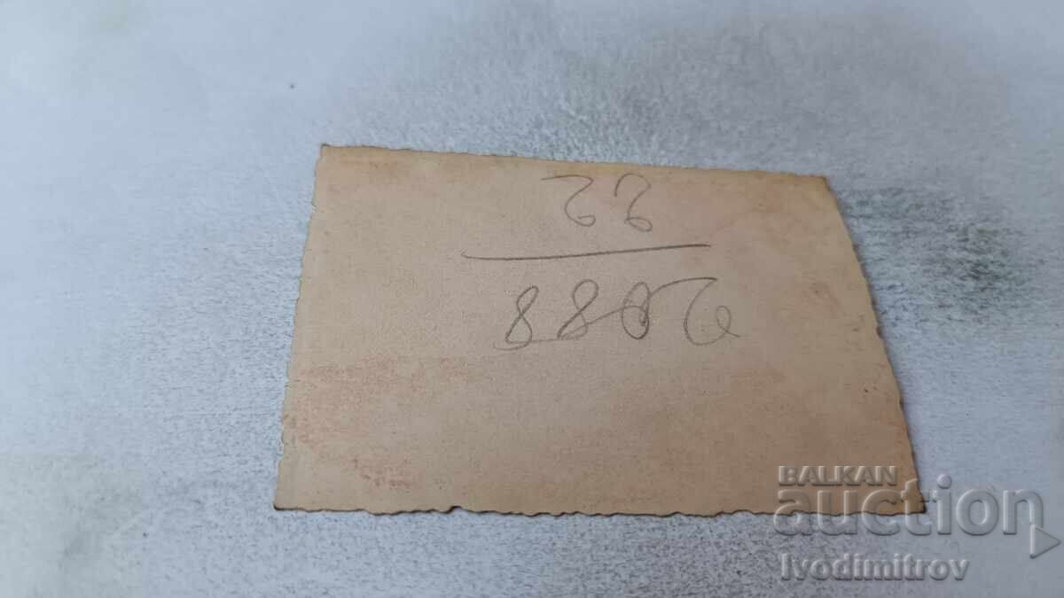 Φωτογραφία Τρεις άνδρες με κοντά παντελόνια και γυμνοί από τη μέση και πάνω με τιμή 1.85 BGN | € 0.95