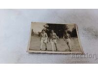 Fotografie Trei bărbați cu pantaloni scurți și goi până la brâu