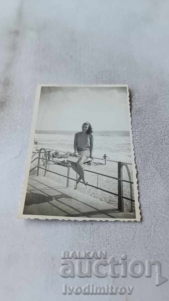 Снимка Младо момиче седнало на парапет Снимка Младо момиче седнало на парапет