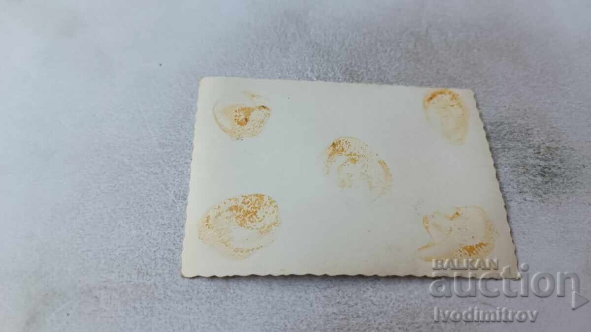 Φωτογραφία Νέας κοπέλας σε σκαλοπάτι πισίνας με τιμή 1.65 BGN | € 0.84