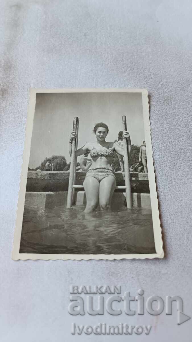 Φωτογραφία Νέας κοπέλας σε σκαλοπάτι πισίνας