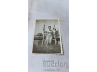 Φωτογραφία Νέας κοπέλας σε σκαλοπάτι πισίνας