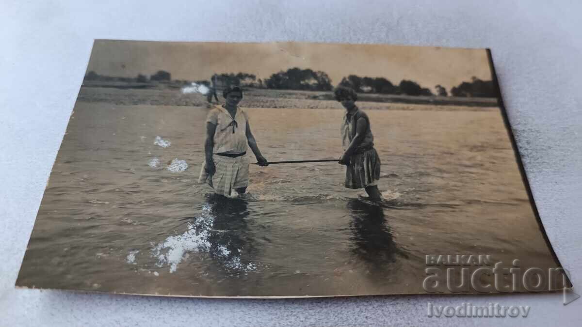 Φωτογραφία Δύο νεαρά κορίτσια στη θάλασσα