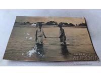 Φωτογραφία Δύο νεαρά κορίτσια στη θάλασσα