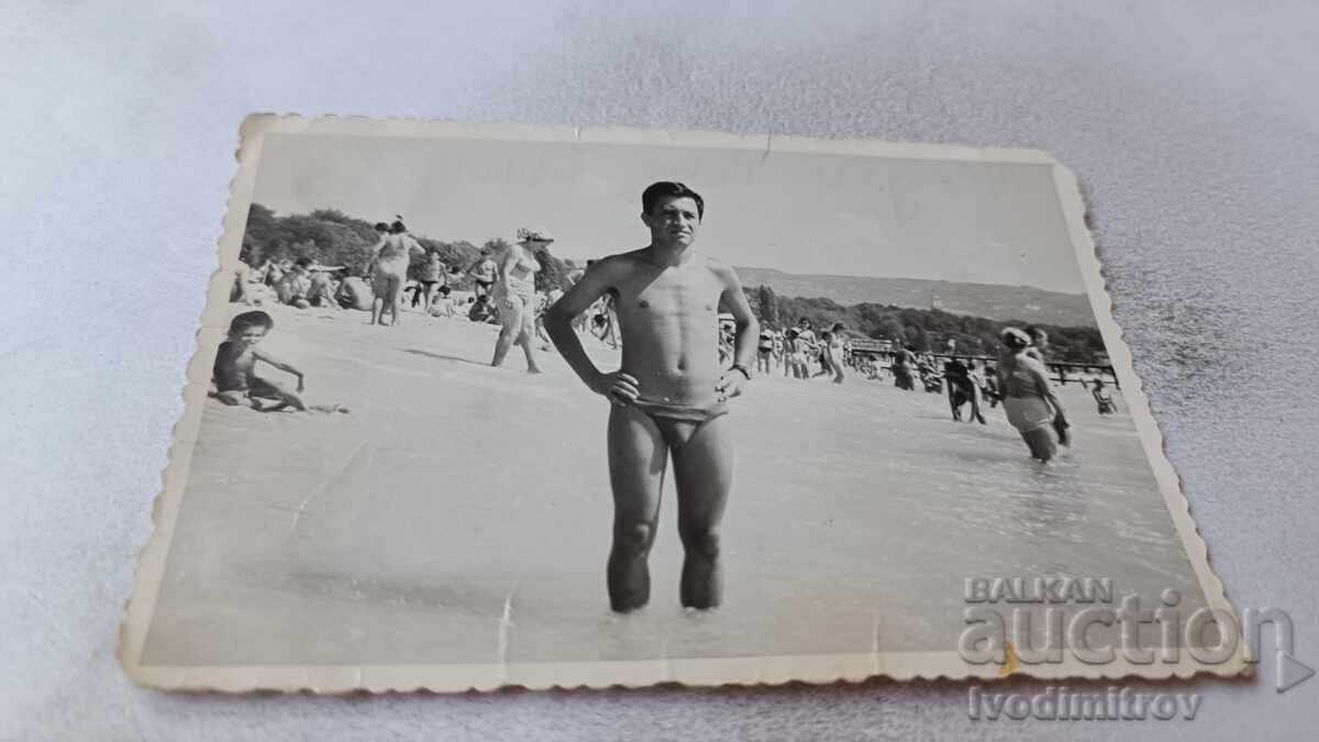 Снимка Варна Мъж на брега на морето 1964