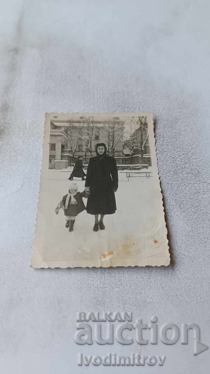 Снимка София Жева и малко момиченце през зимата Снимка София Жева и малко момиченце през зимата