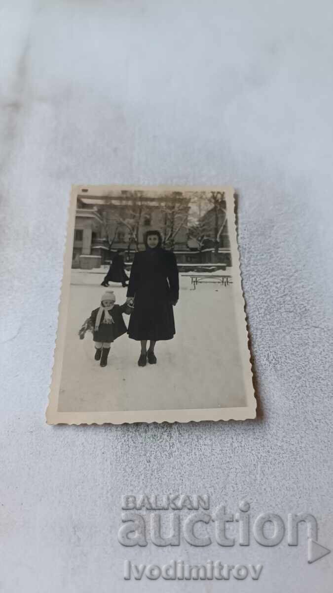 Φωτογραφία Σοφία Ζέβα και μικρό κοριτσάκι τον χειμώνα Φωτογραφία Σοφία Ζέβα και μικρό κοριτσάκι τον χειμώνα