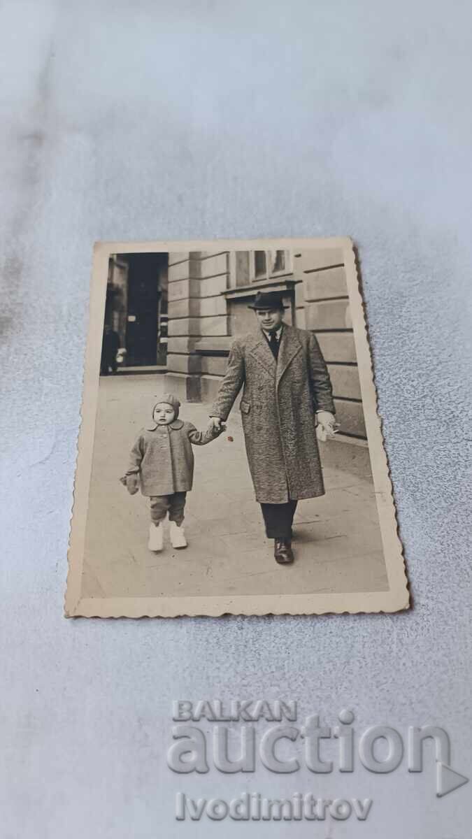 Photo Sofia A man and a little girl on a walk Photo Sofia A man and a little girl on a walk