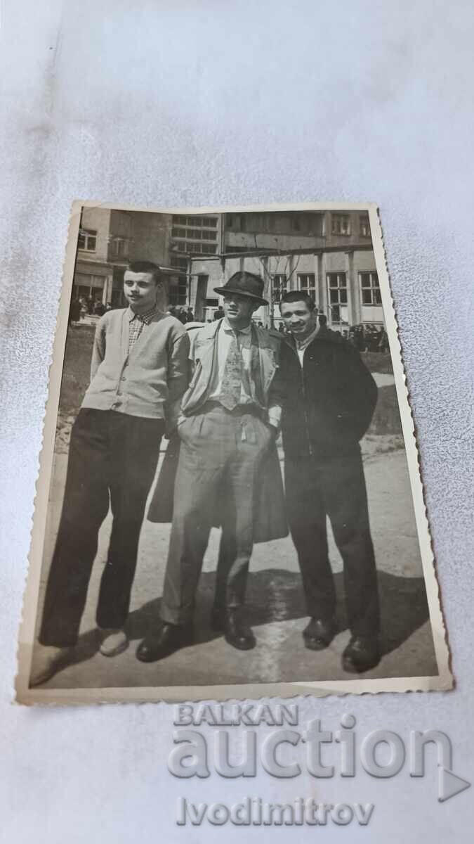 Снимка София Трима мъже на улицата