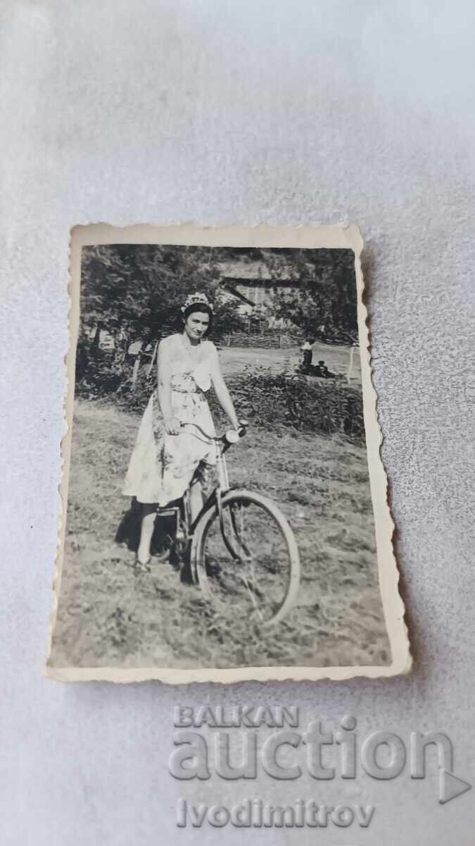 Photo Young girl with a retro bicycle