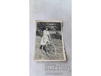 Photo Young girl with a retro bicycle