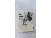 Φωτογραφία Άνδρα με ρετρό ποδήλατο στον δρόμο 1957