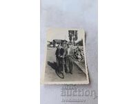 Φωτογραφία Δύο άνδρες με ρετρό ποδήλατο στον δρόμο 1950