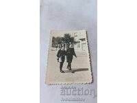 Fotografie Ferdinand Două fete tinere la plimbare 1943