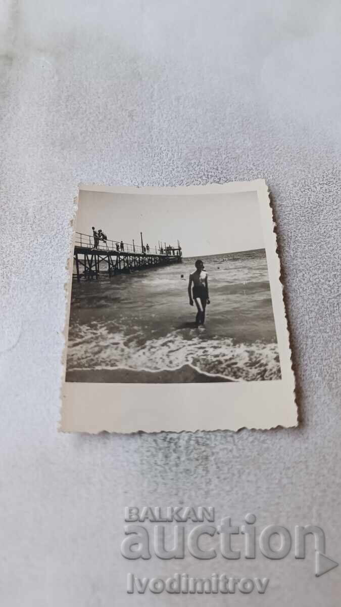 Φωτογραφία Μπουργκάς Αγόρι στην παραλία 1937